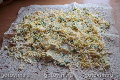 Пирог из лаваша с начинкой из сыра, зелени и вареных яиц