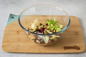 Салат с сельдереем и грушей