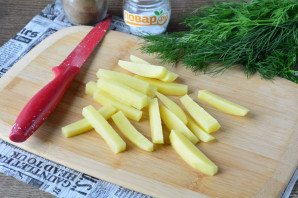 Салат с картошкой фри и колбасой