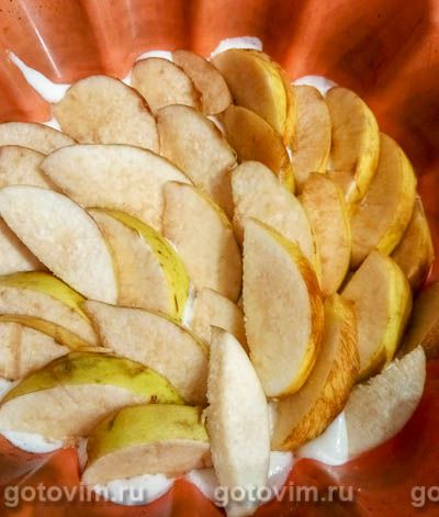 Шарлотка с айвой