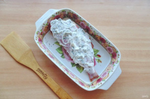 Морской окунь в сметане в духовке