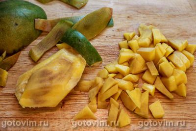 Фруктовый салат-коктейль с клубникой, бананами и манго Фруктовый салат-коктейль с клубникой, бананами и манго