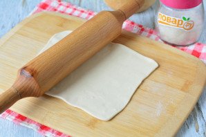 Слойки из слоеного теста с клюквой