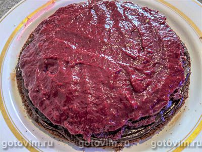 Шоколадный торт с шоколадно-кофейным кремом и ягодной прослойкой Шоколадный торт с шоколадно-кофейным кремом и ягодной прослойкой