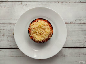 Слоеный салат с корейской морковью, курицей и грибами