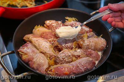 Крученики волынские из свинины с капустой, запеченные в сметане