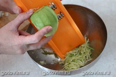 Салат из курицы с зеленой редькой и вяленой клюквой