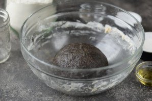 Пицца на черном тесте