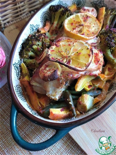 Морской окунь, запечённый с овощами