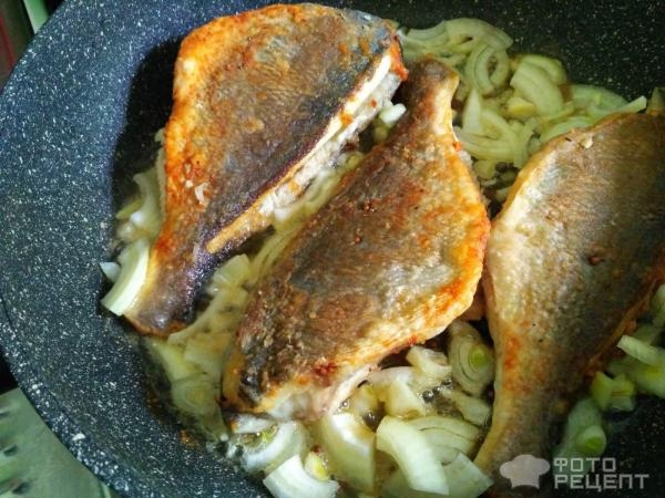 Рецепт: Дорада жареная - С луком и сметаной Рецепт: Дорада жареная - С луком и сметаной