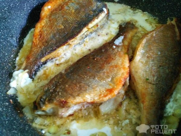 Рецепт: Дорада жареная - С луком и сметаной Рецепт: Дорада жареная - С луком и сметаной