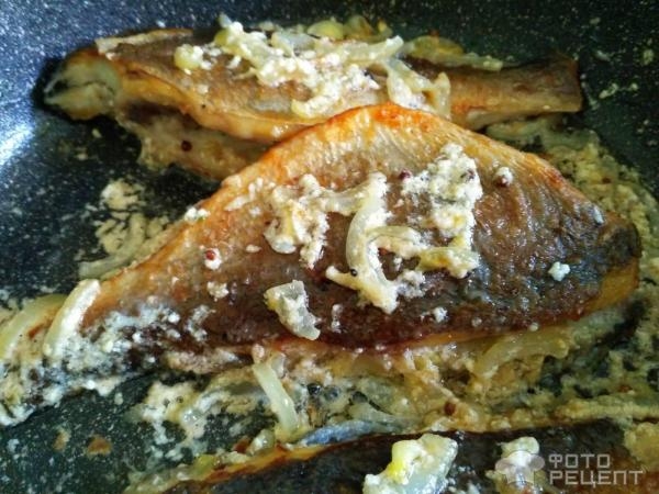 Рецепт: Дорада жареная - С луком и сметаной Рецепт: Дорада жареная - С луком и сметаной