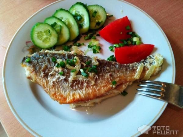Рецепт: Дорада жареная - С луком и сметаной Рецепт: Дорада жареная - С луком и сметаной
