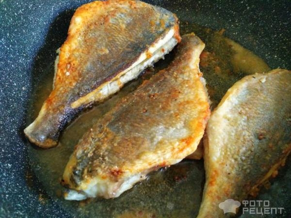 Рецепт: Дорада жареная - С луком и сметаной Рецепт: Дорада жареная - С луком и сметаной