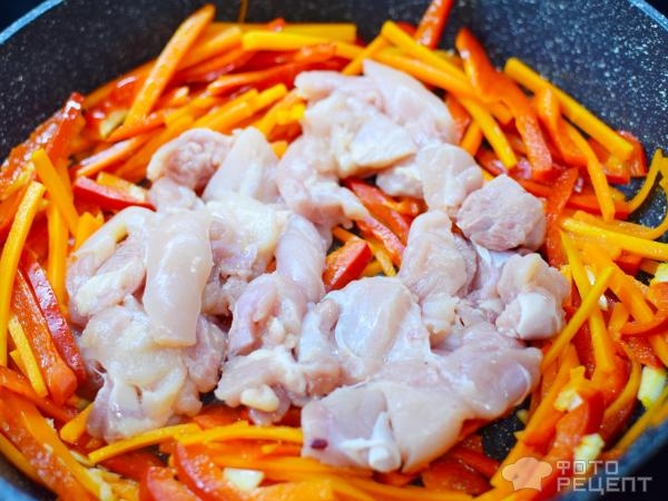 Рецепт: Лапша удон - С курицей, шампиньонами и овощами. Очень вкусное японское блюдо!