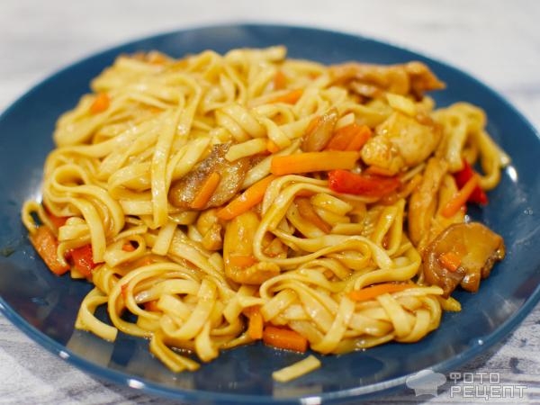 Рецепт: Лапша удон - С курицей, шампиньонами и овощами. Очень вкусное японское блюдо!