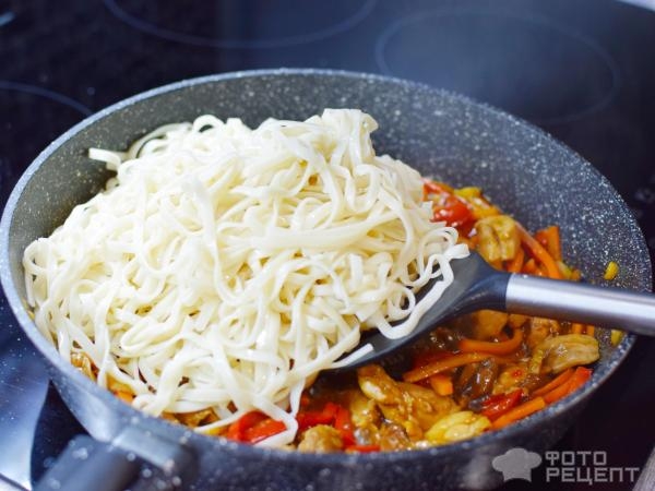 Рецепт: Лапша удон - С курицей, шампиньонами и овощами. Очень вкусное японское блюдо!