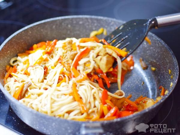 Рецепт: Лапша удон - С курицей, шампиньонами и овощами. Очень вкусное японское блюдо!