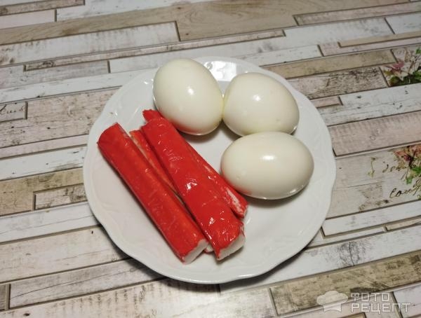 Рецепт: Легкий салат с крабовыми палочками - с добавлением сельдерея