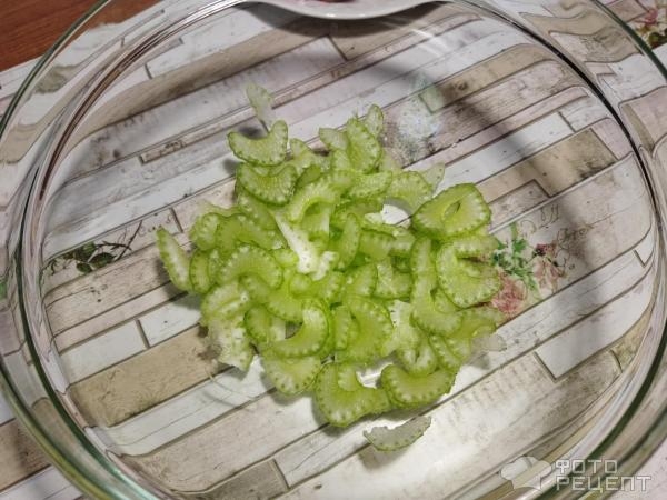 Рецепт: Легкий салат с крабовыми палочками - с добавлением сельдерея