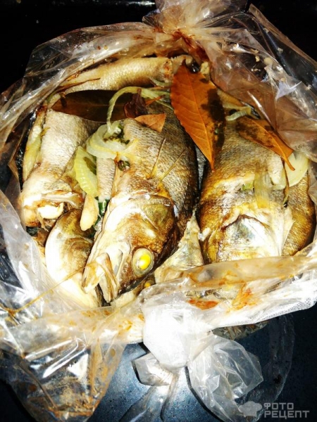 Рецепт: Окунь речной запеченый - "Ленивый" окунь с рукколой и луком, запеченный в пакете