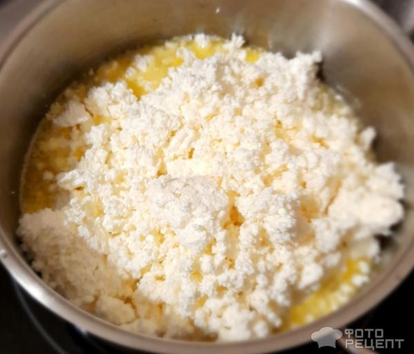 Рецепт: Пасха заварная - Пасха из двух видов творога, с шоколадными веточками вербы.