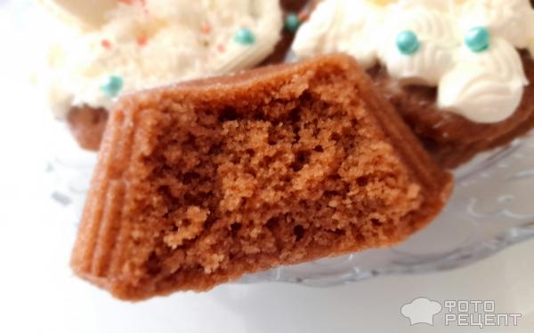 Рецепт: Пасхальные зайчики - Пасхальный декор за несколько минут. Кексы "Пасхальные зайчики" в микроволновке - быстро, просто и красиво.