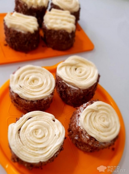 Рецепт: Пирожные пасхальные - Домашние пирожные к Пасхе, оформление пирожных масляным кремом, пасхальный декор своими руками.