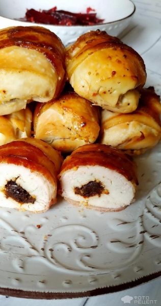 Рецепт: Рулетики из куриного филе - в беконе с начинкой из чернослива