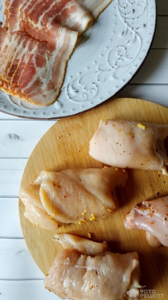 Рецепт: Рулетики из куриного филе - в беконе с начинкой из чернослива