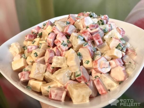 Рецепт: Салат "Крабовые палочки с ананасами" - с сыром