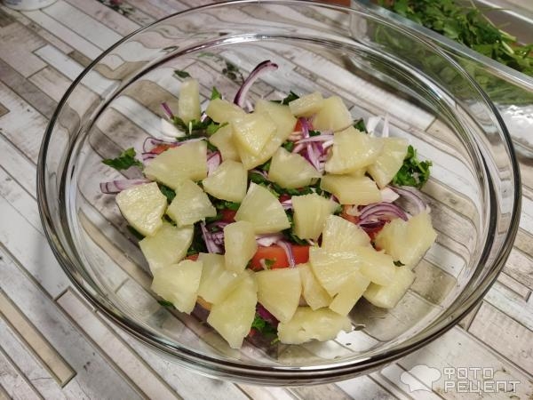 Рецепт: Салат с ананасами - помидорами и зеленью