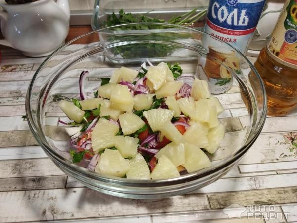 Рецепт: Салат с ананасами - помидорами и зеленью