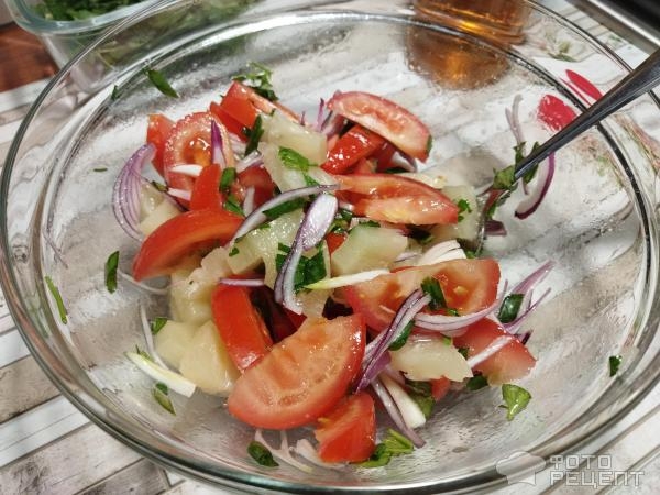 Рецепт: Салат с ананасами - помидорами и зеленью