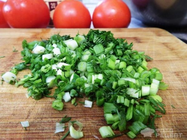 Рецепт: Салат с помидорами и зеленью "Июньский" - Чем больше зелени, тем ярче выражен вкус