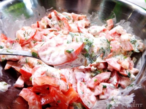 Рецепт: Салат с помидорами и зеленью "Июньский" - Чем больше зелени, тем ярче выражен вкус