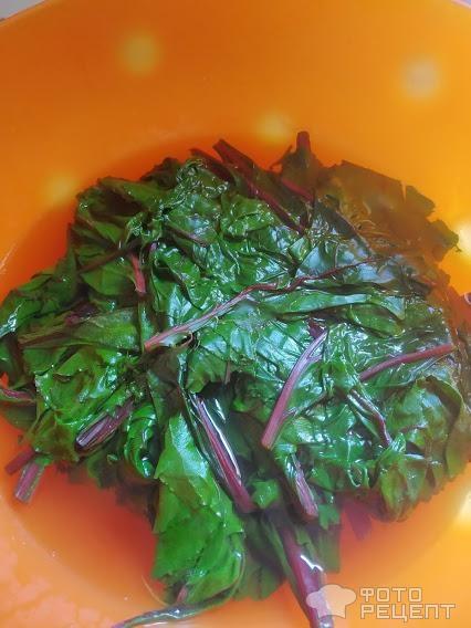 Рецепт: Вареные листья свеклы - с лимоном и оливковым маслом