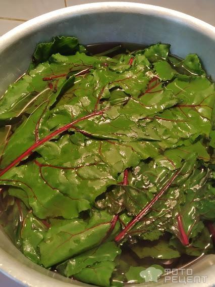 Рецепт: Вареные листья свеклы - с лимоном и оливковым маслом