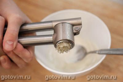 Салат из редиски с сыром, яйцом и зеленым горошком