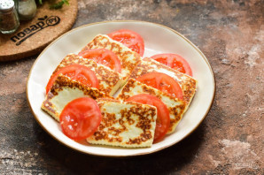 Жареный адыгейский сыр с помидорами