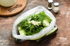 Быстрые огурчики в пакете