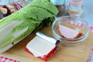 Рулетики из пекинской капусты с ветчиной