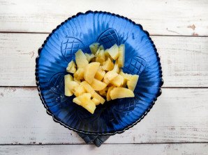 Салат с грецкими орехами и колбасой