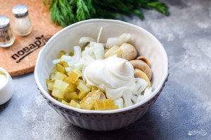 Салат с солеными грибами и картофелем