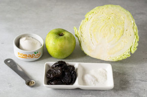 Салат из капусты с черносливом и яблоком