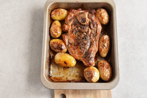 Запеченная свиная лопатка