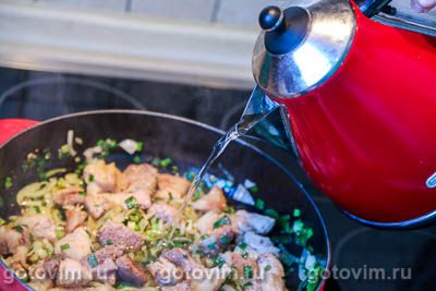 Свинина по-гречески, тушенная с сельдереем и зеленым луком в соусе авголемоно  