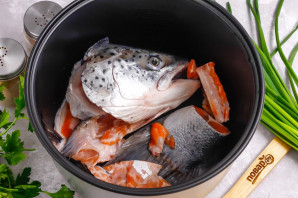 Уха из лосося в мультиварке