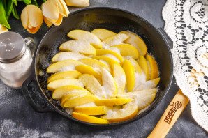 Яблочный тарт с карамелью