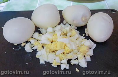 Легкий салат из куриных сердечек с маринованными огурцами